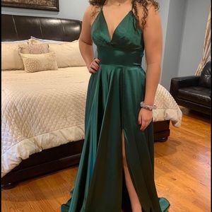Emerald green Faviana gown NEW with tags perfect for any prom or formal event